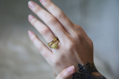 Perlering. Ring med mønster. Amélie ring. Florentine ring. Edith Hegedüs Stella-Amelie-Florentine-Guldring-Perlering